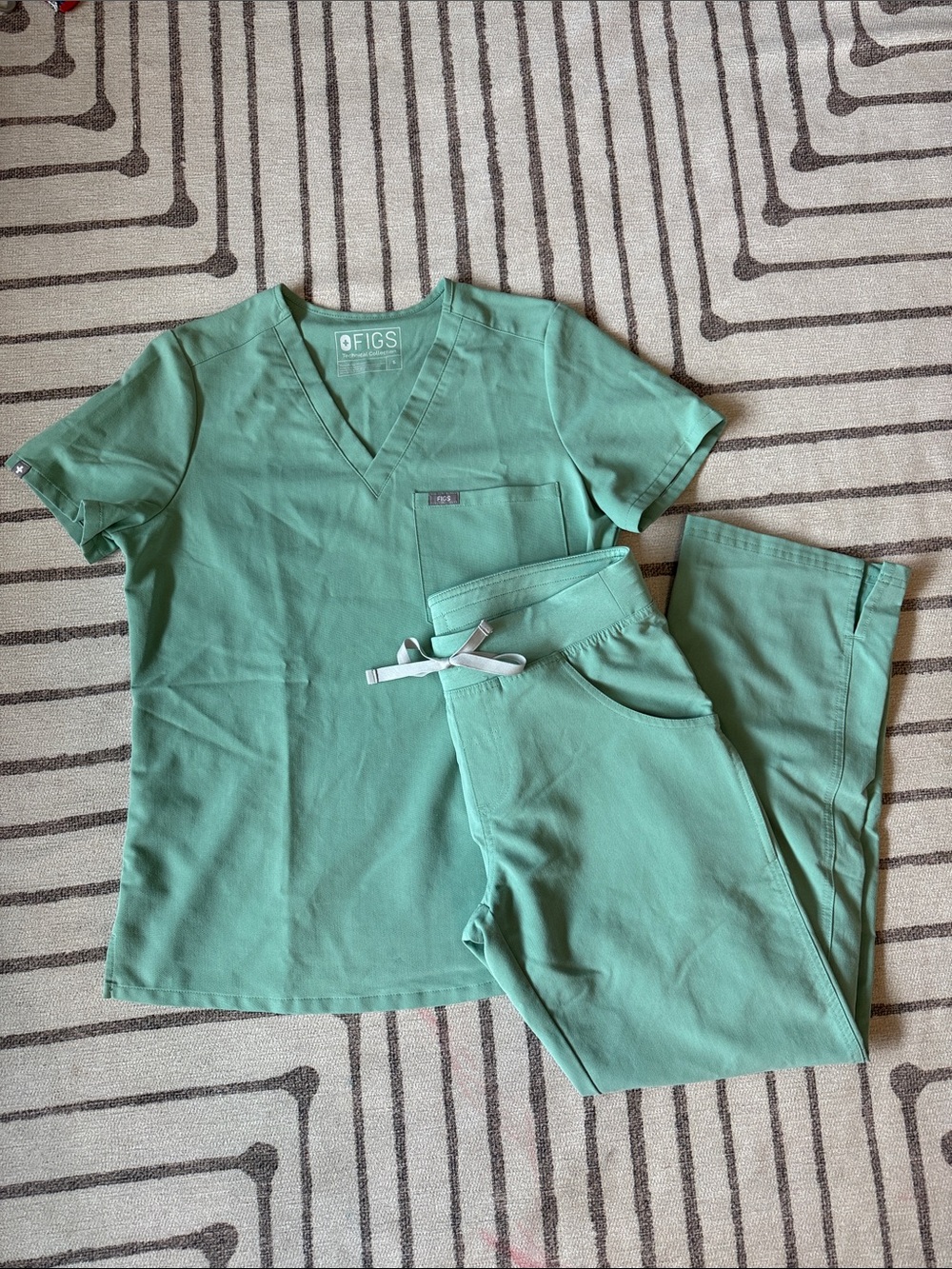 FIGS Women’s Scrub Set in Jade